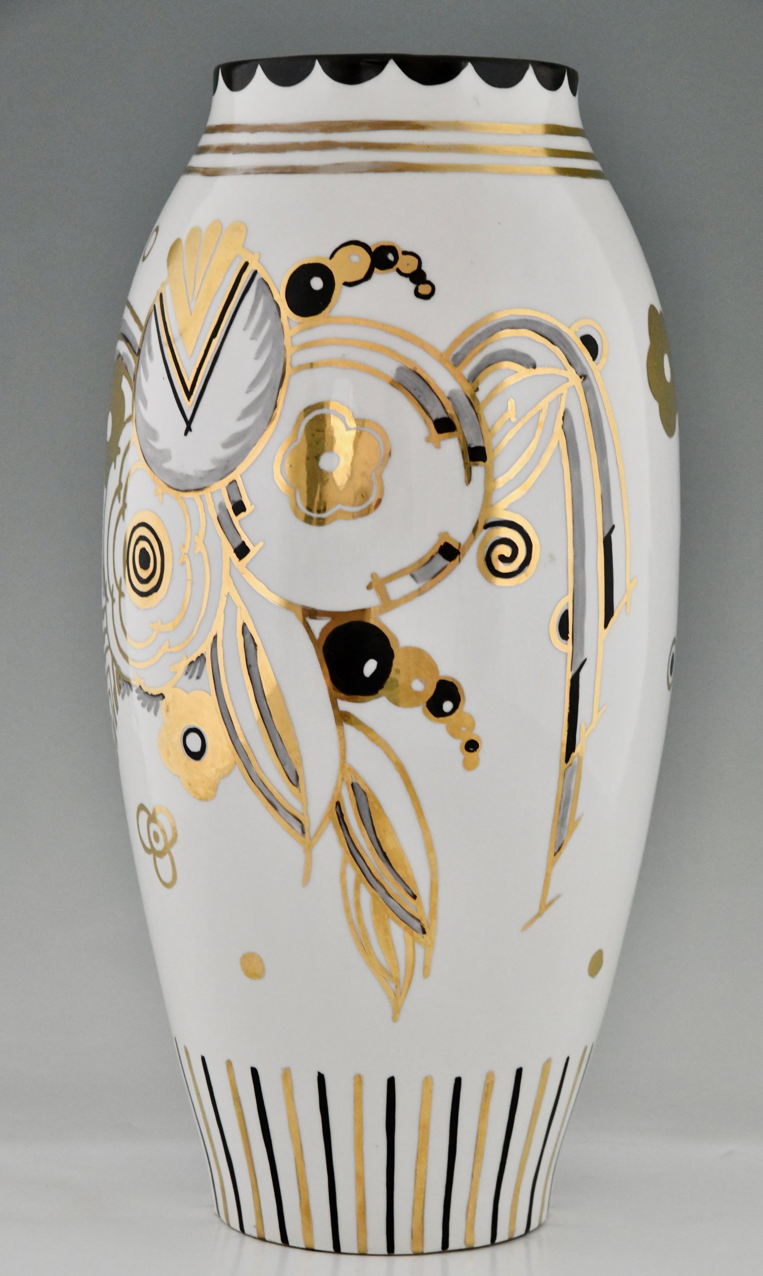 Vase Art Déco en porcelaine à décor de fleurs