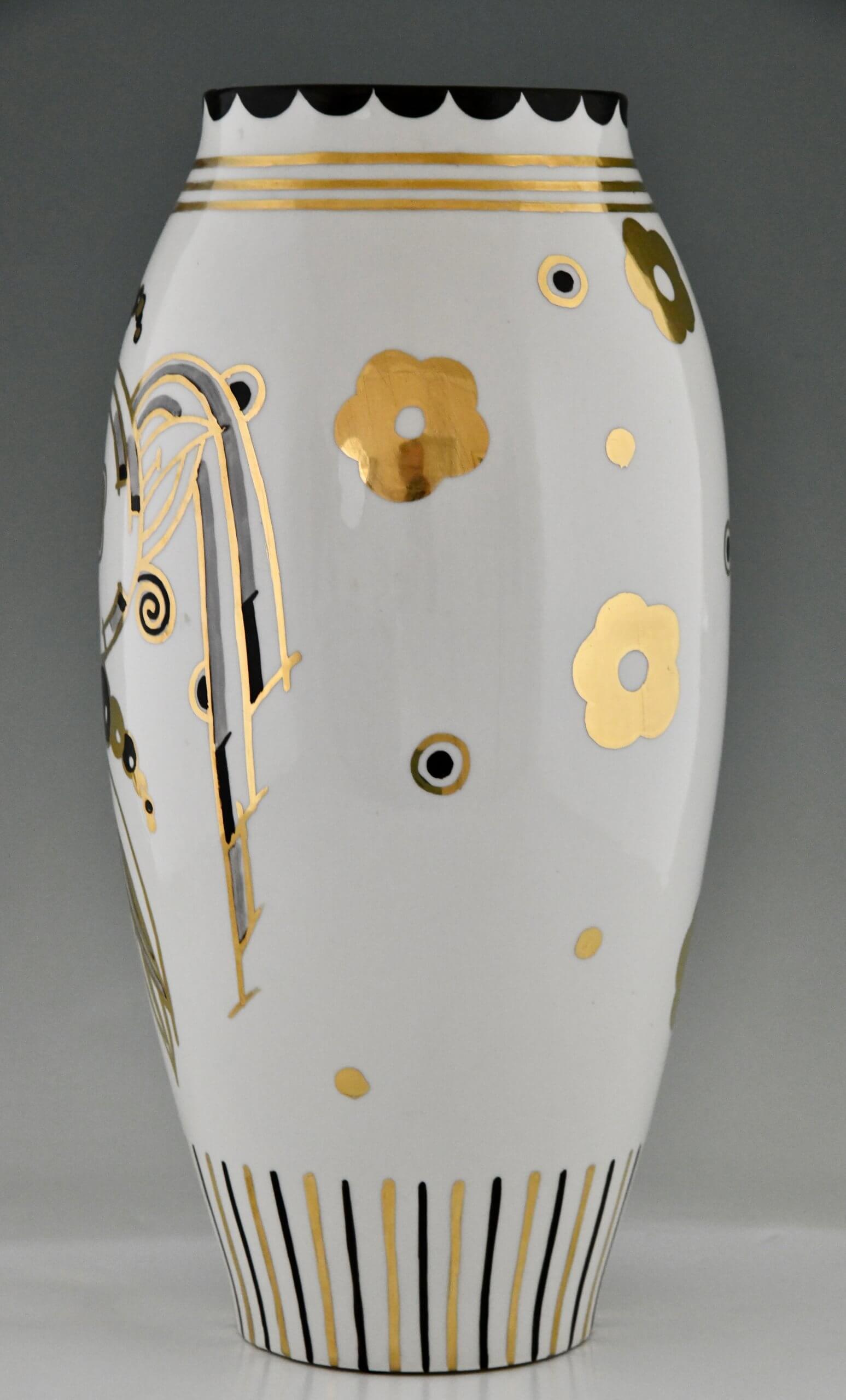 Art Deco Vase aus Porzellan mit Blumen