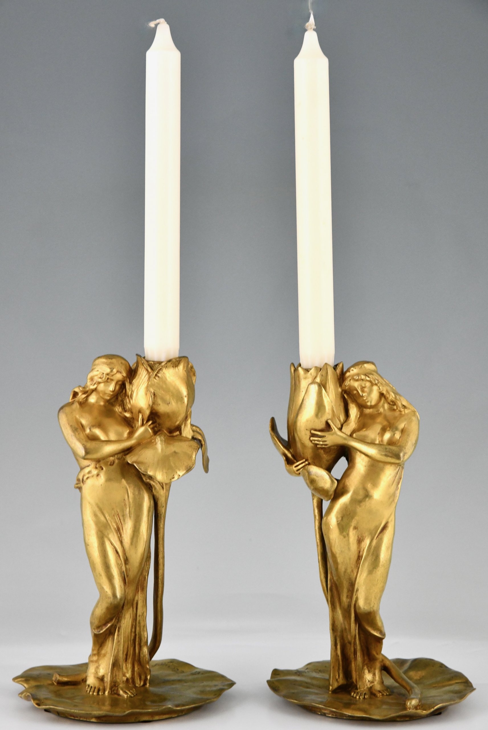 Paar Jugendstil Kerzenleuchter aus vergoldeter Bronze Dame mit Blume Iris und Lotus