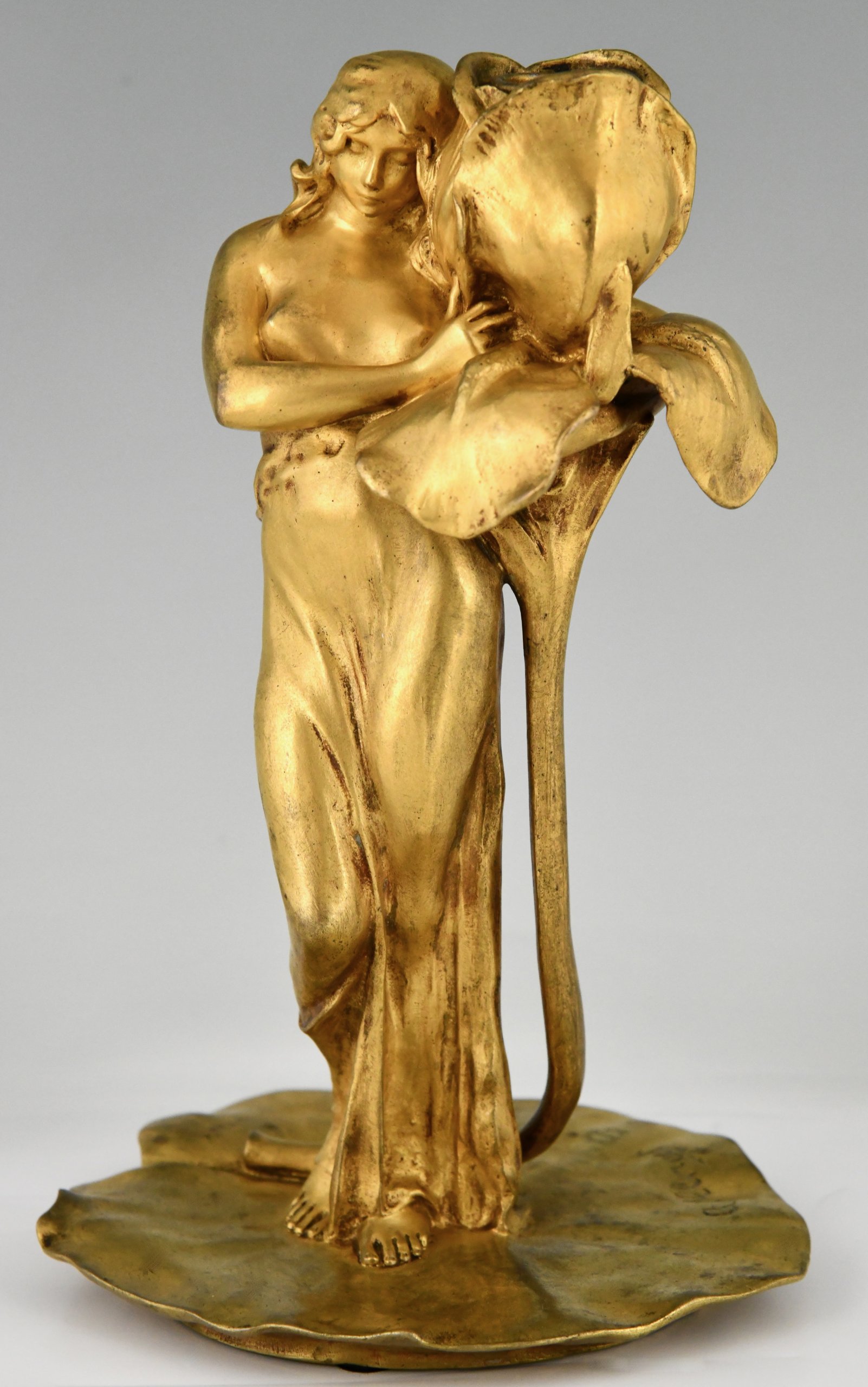 Paire de bougeoirs Art Nouveau en bronze doré dame à la fleur Iris et Lotus