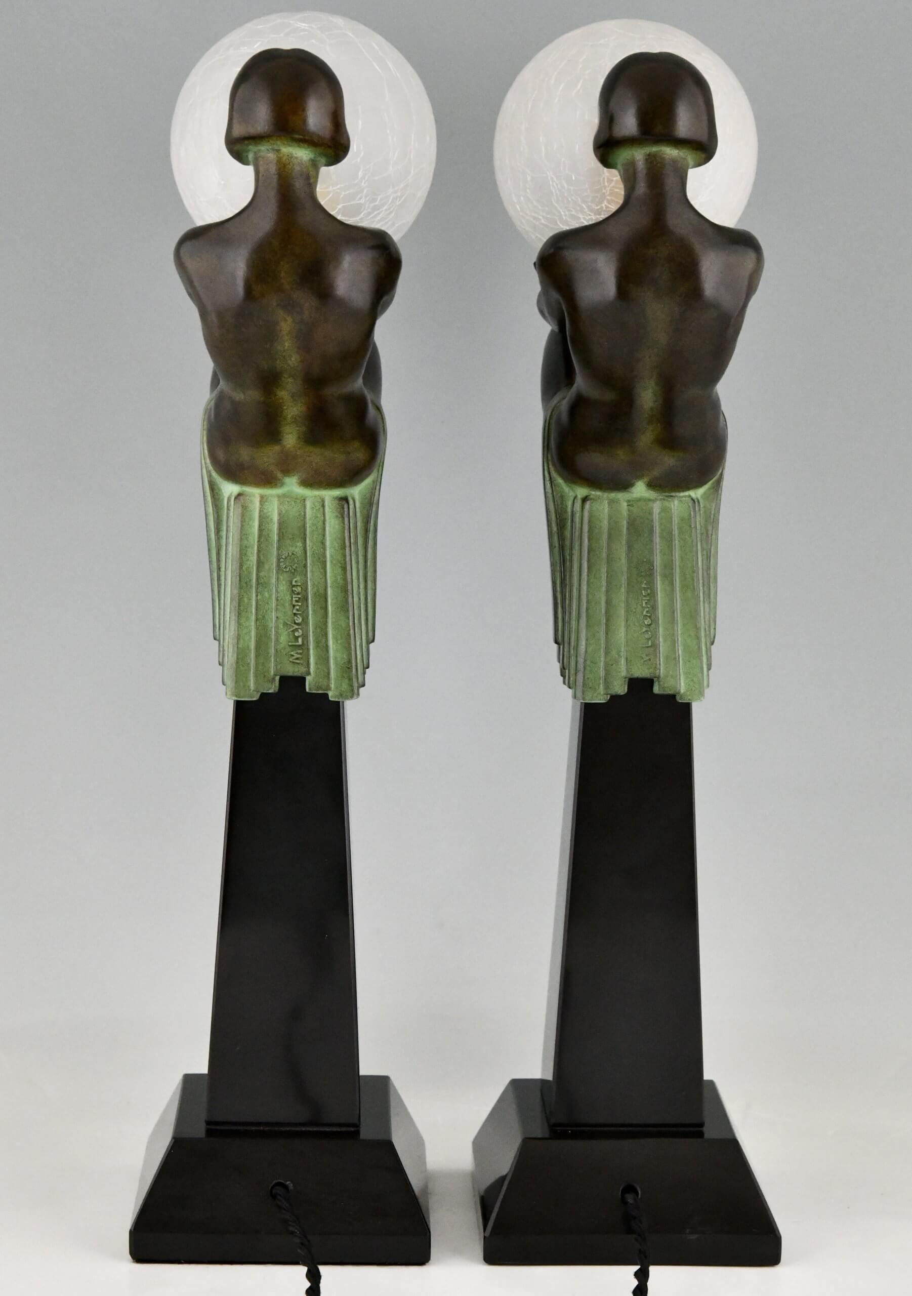 Paar Lampen Art Deco Stil Frauenakt mit Globus ENIGME