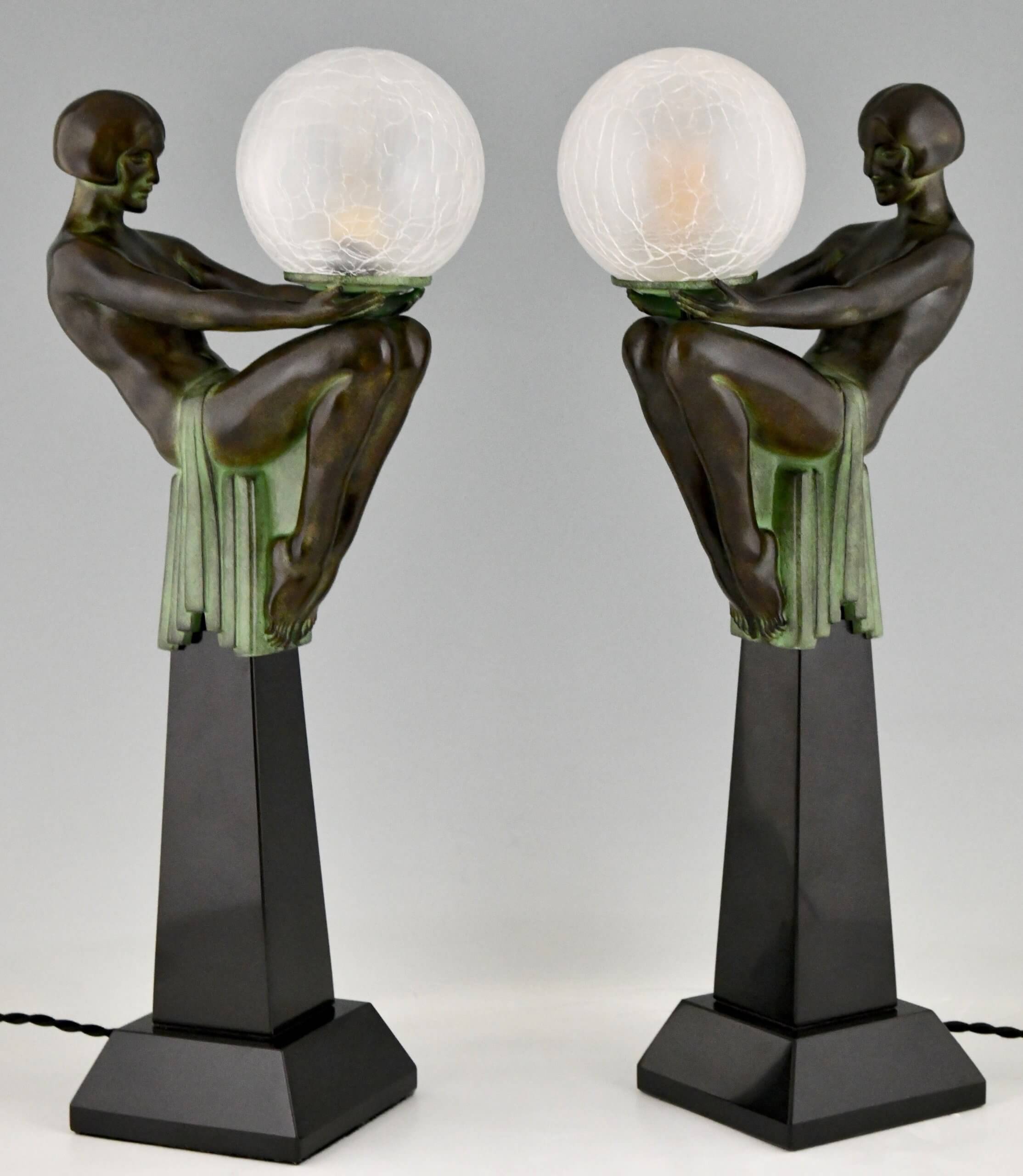 Paar Lampen Art Deco stijl zittend naakt met glazen bal ENIGME