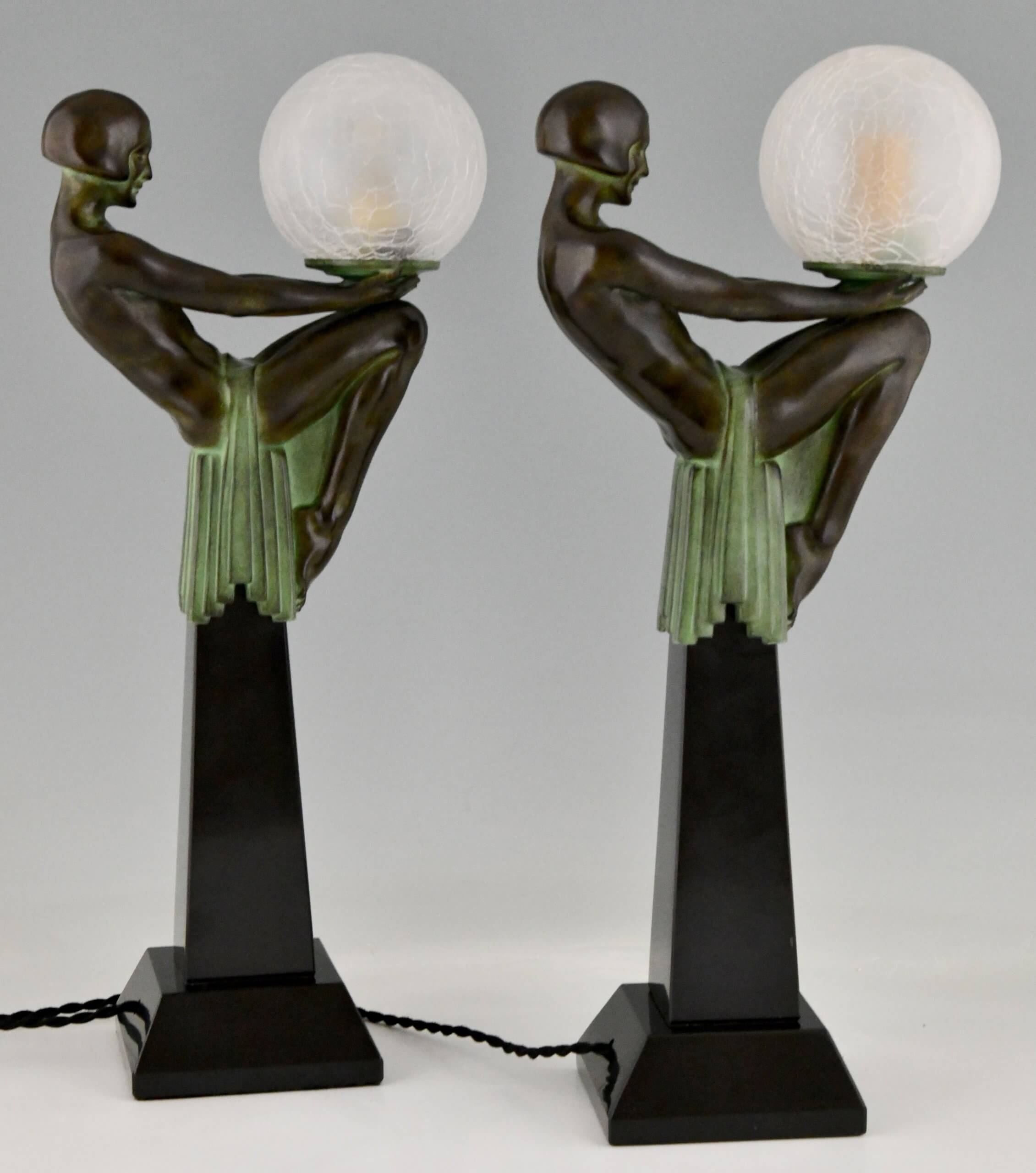Paar Lampen Art Deco stijl zittend naakt met glazen bal ENIGME