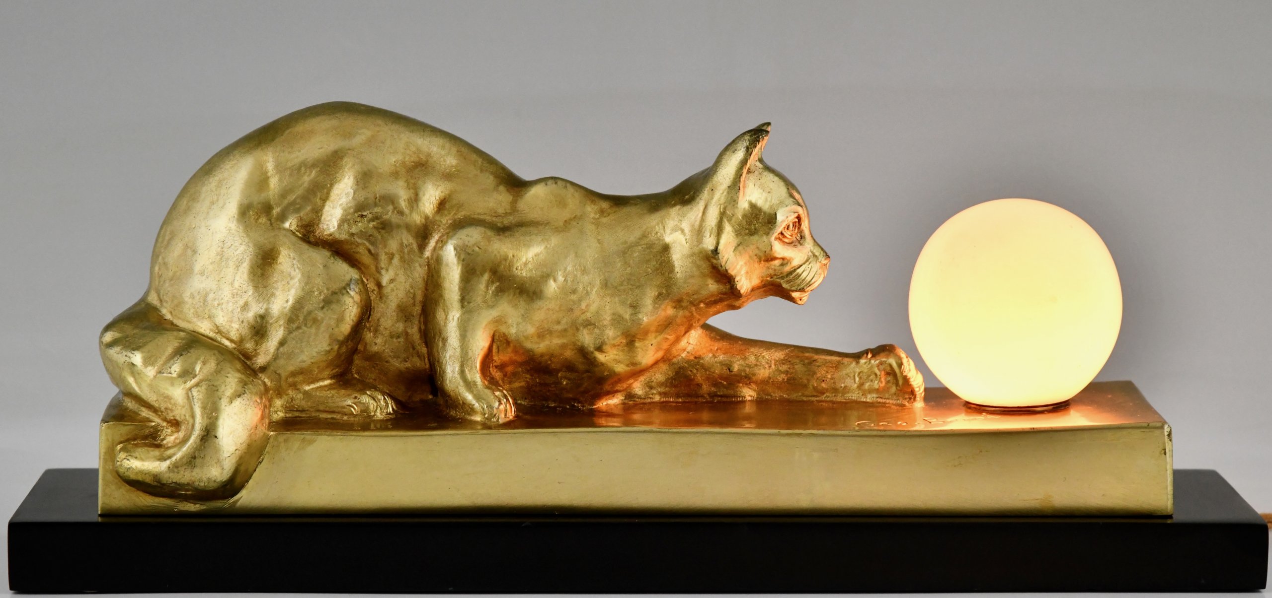 Art Deco Bronze Lampenskulptur Katze mit Ball