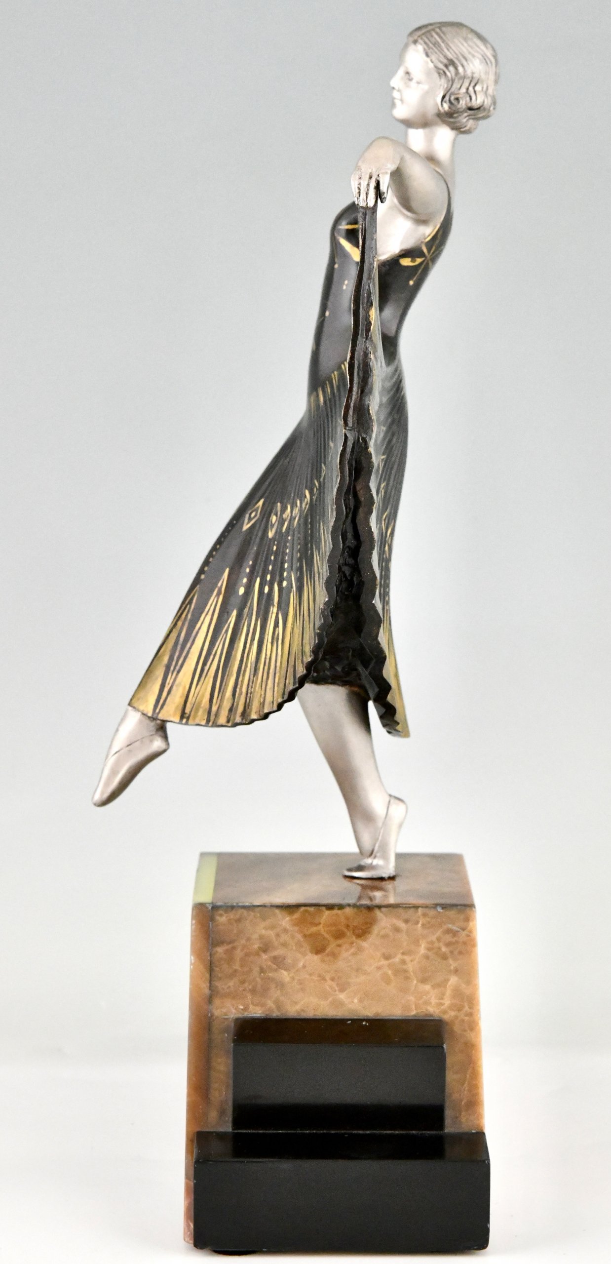 Art Deco sculptuur van een danseres