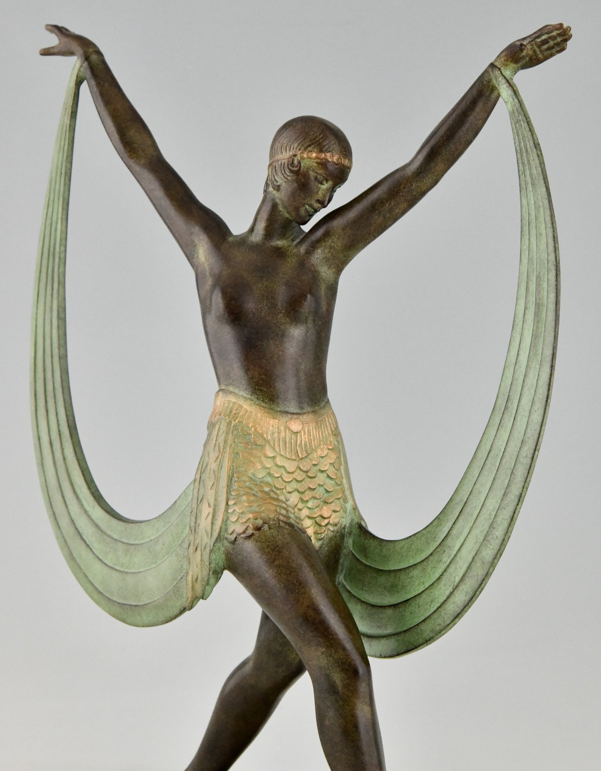 Sculptuur in Art Deco stijl danseres LYSIS