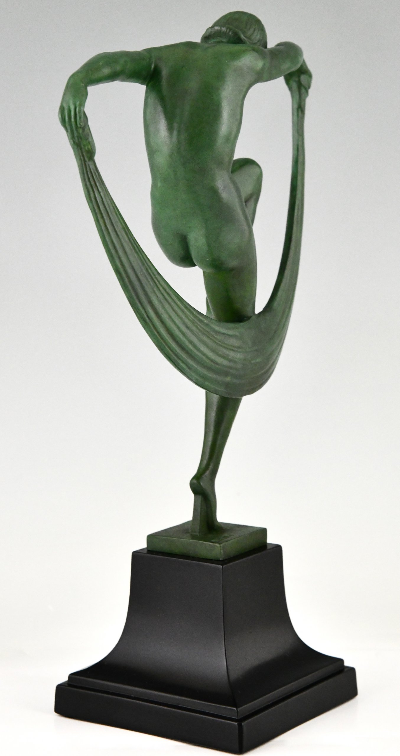 Sculpture Art Déco Folie danseuse nue au foulard