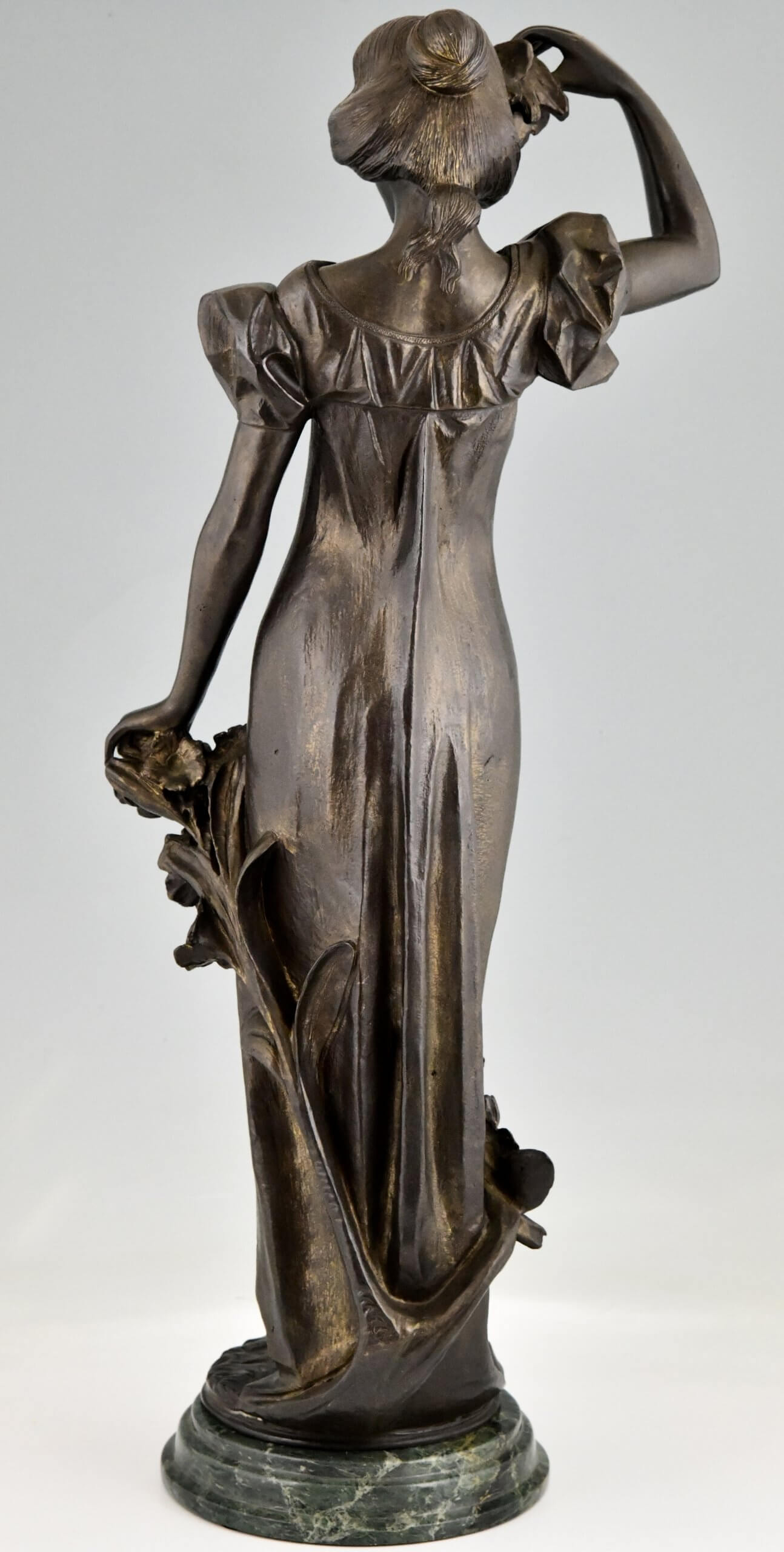 Jugendstil Bronzeskulptur Dame mit Mohnblumen