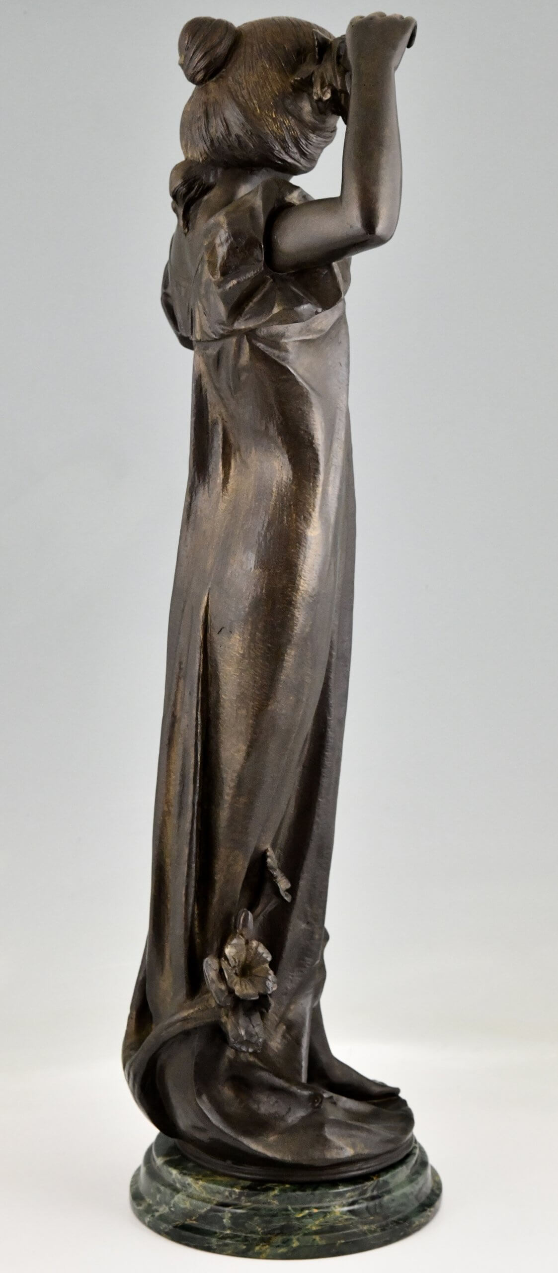 Art Nouveau bronzen sculptuur dame met klaprozen