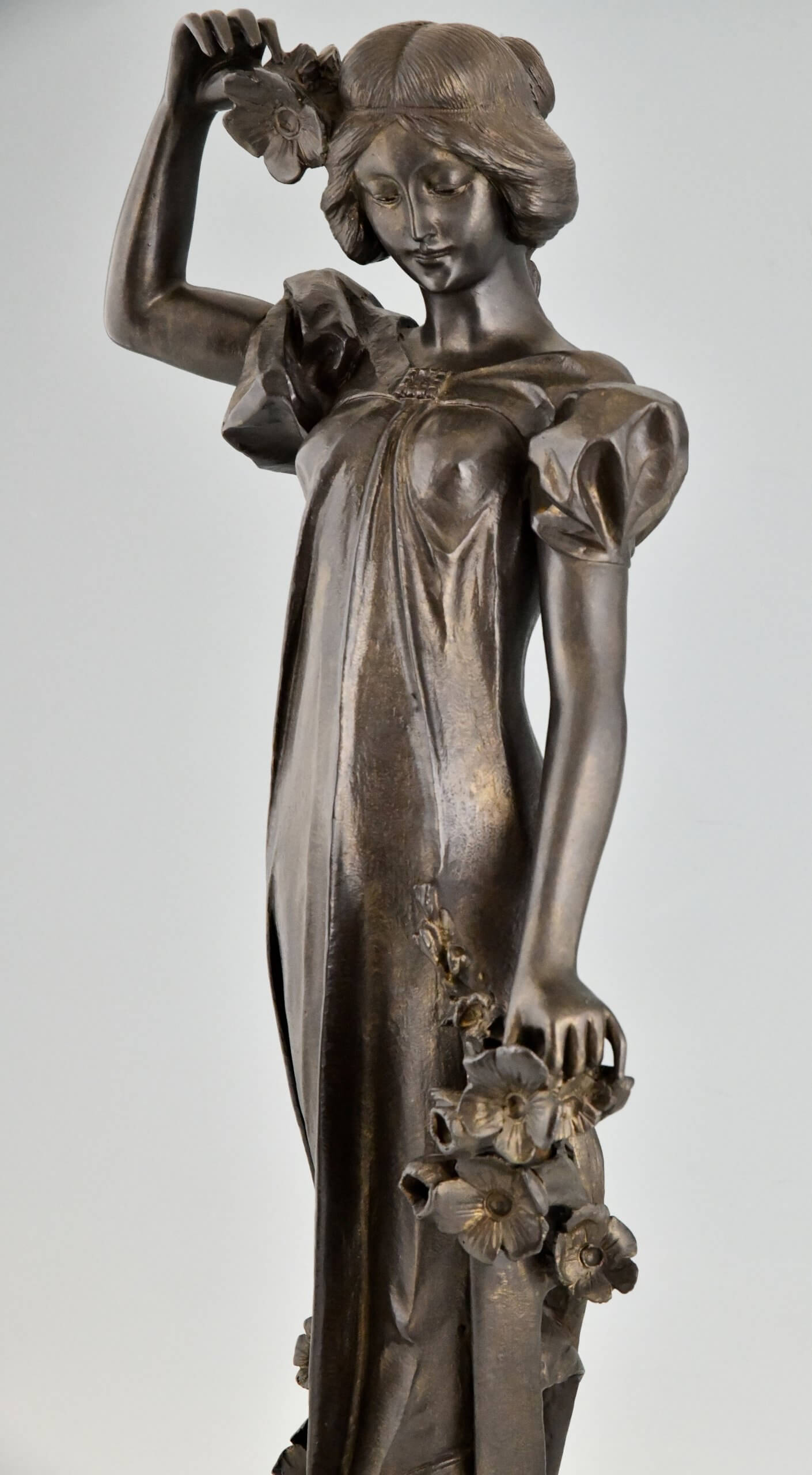 Art Nouveau bronzen sculptuur dame met klaprozen