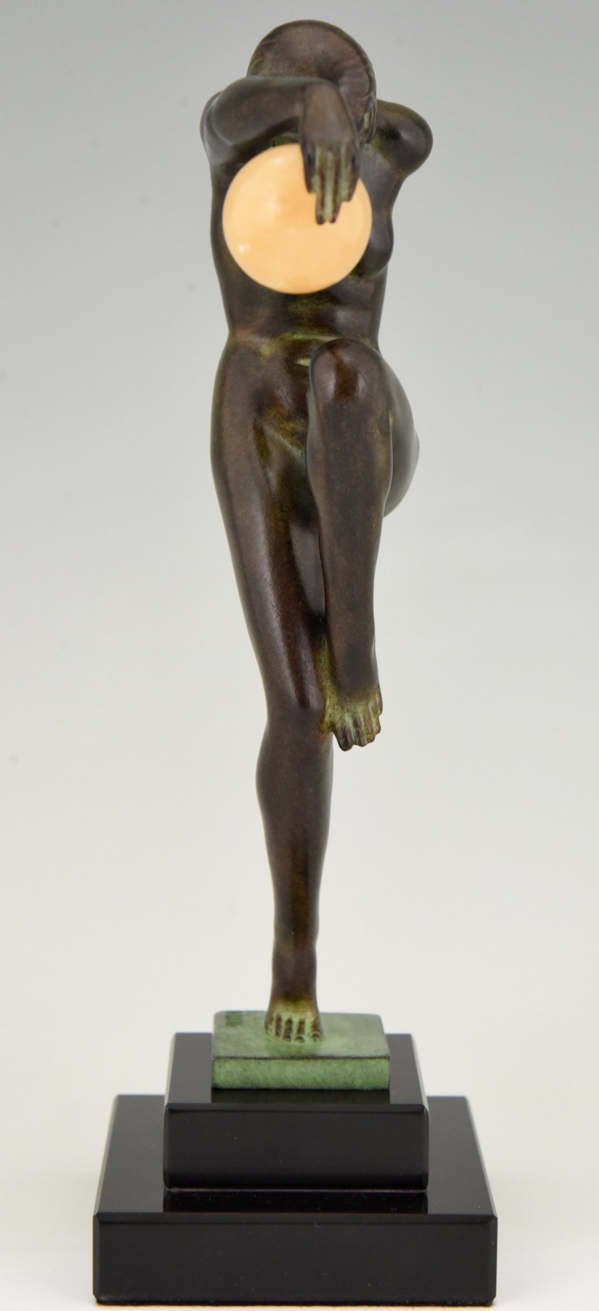 Sculpture de style Art Déco DANSEUSE AUX BOULES