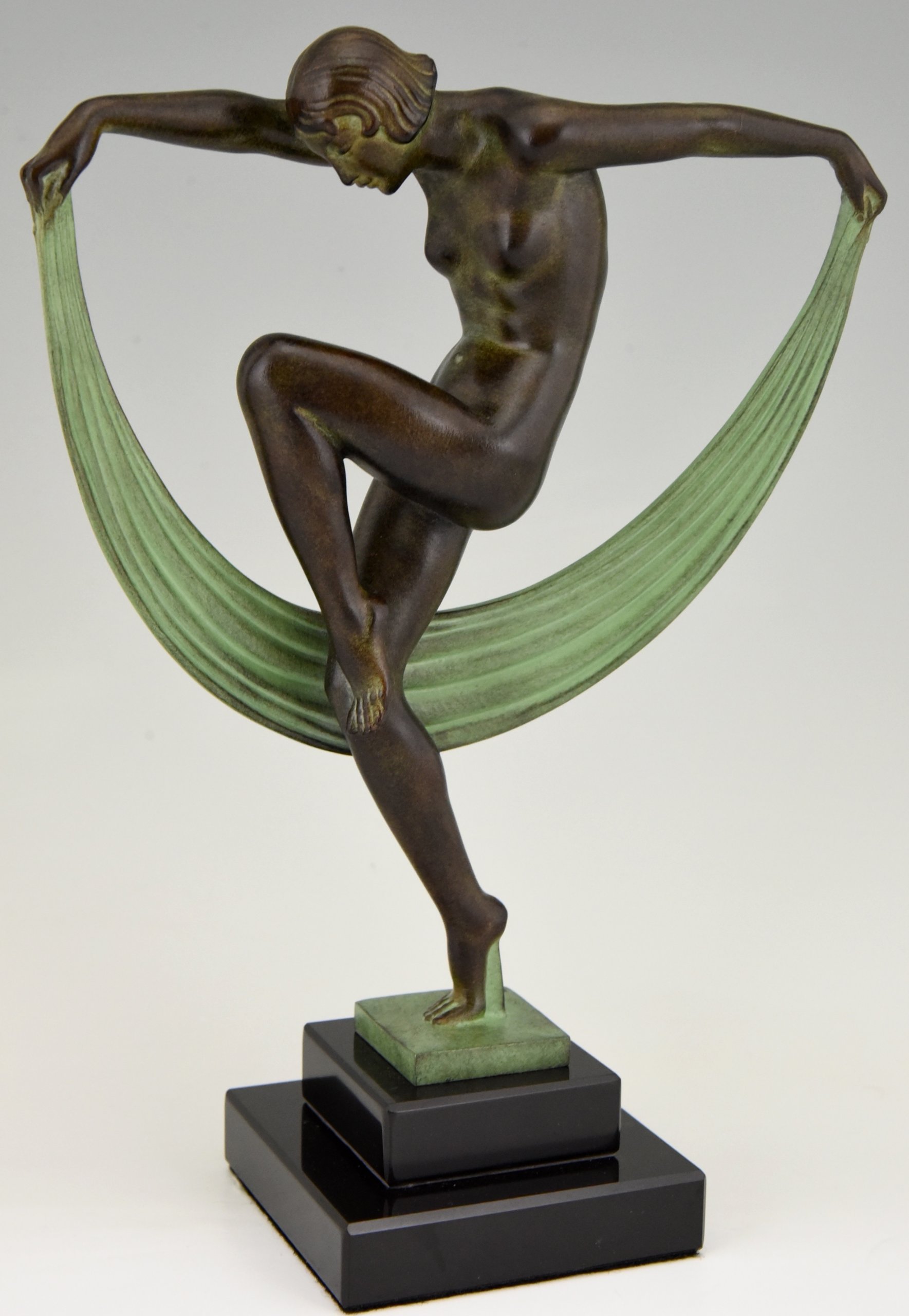 Sculpture de style Art Déco FOLIE danseuse au foulard