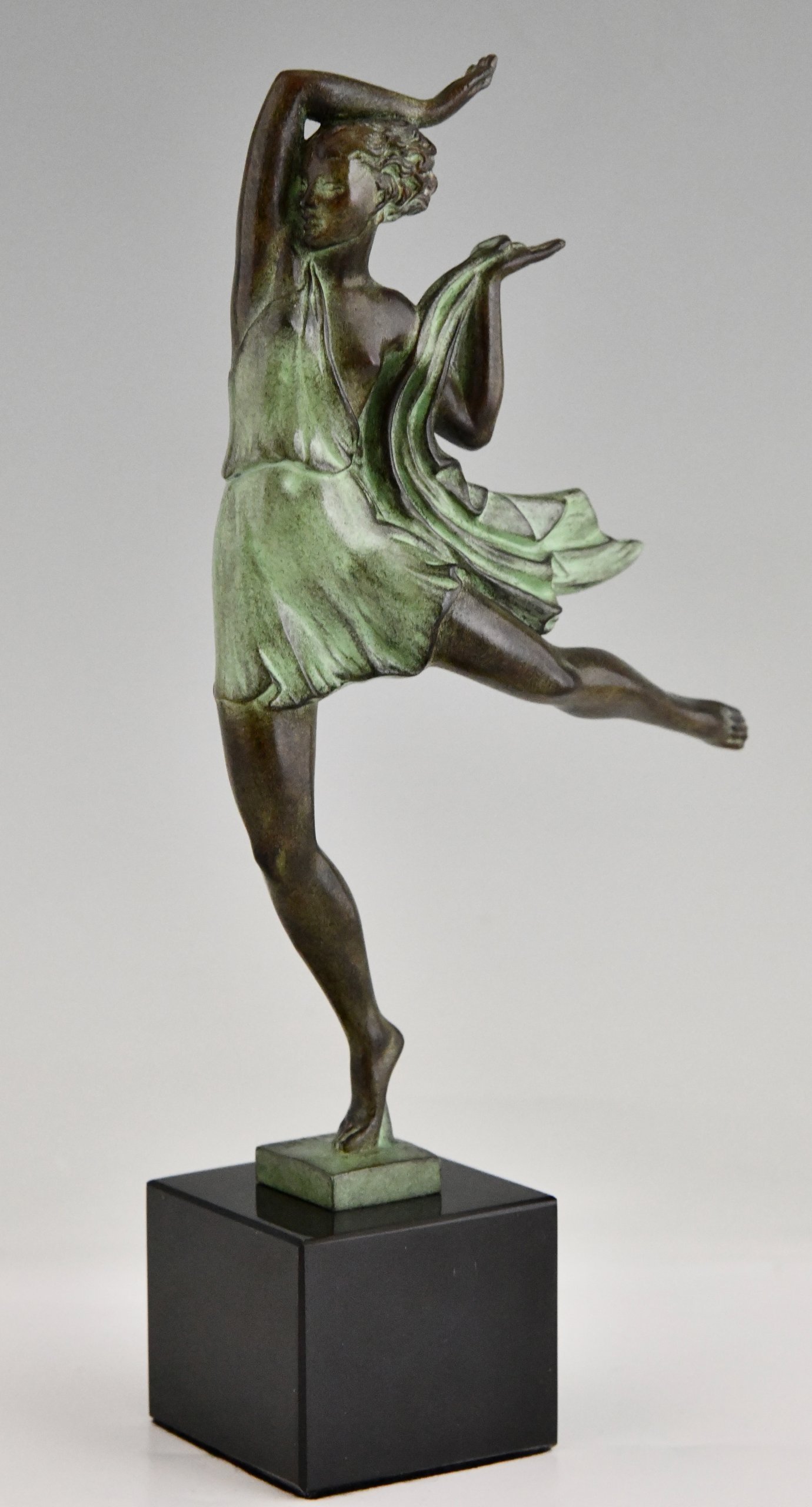 Sculptuur in Art Deco stijl van een danseres ALLEGRESSE