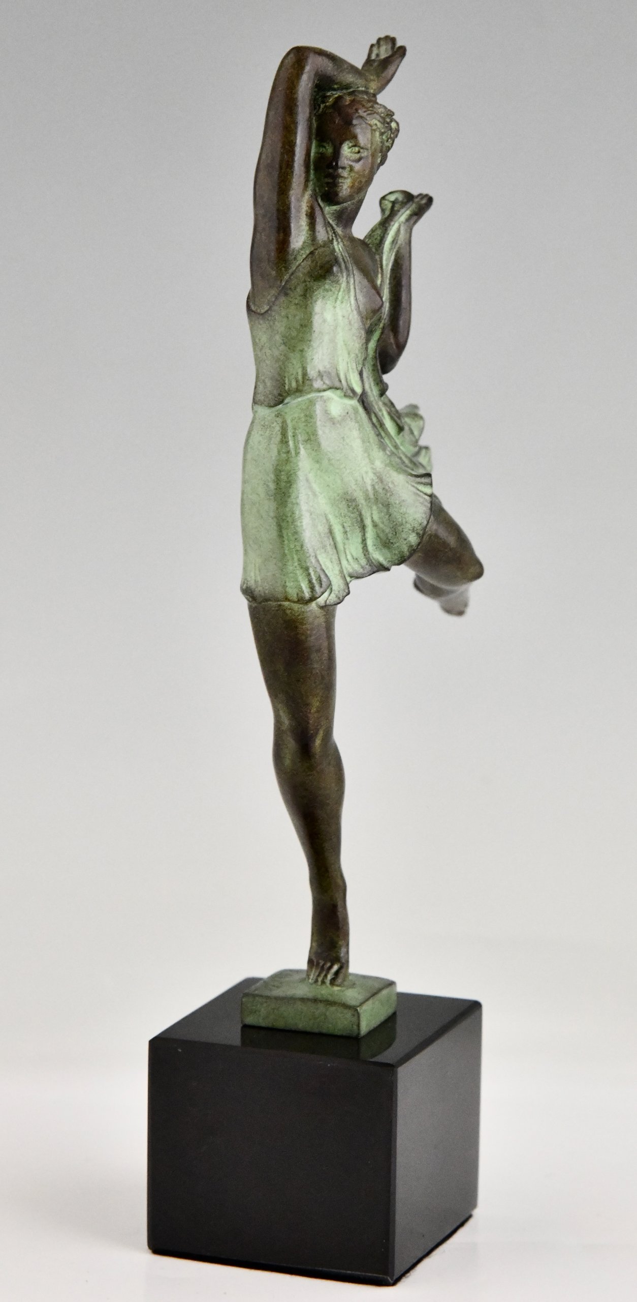Skulptur im Art Deco Stil einer Tänzerin ALLEGRESSE