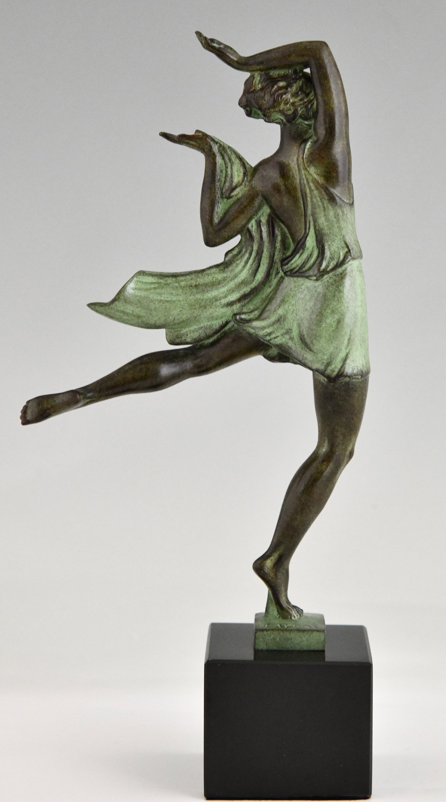 Sculptuur in Art Deco stijl van een danseres ALLEGRESSE