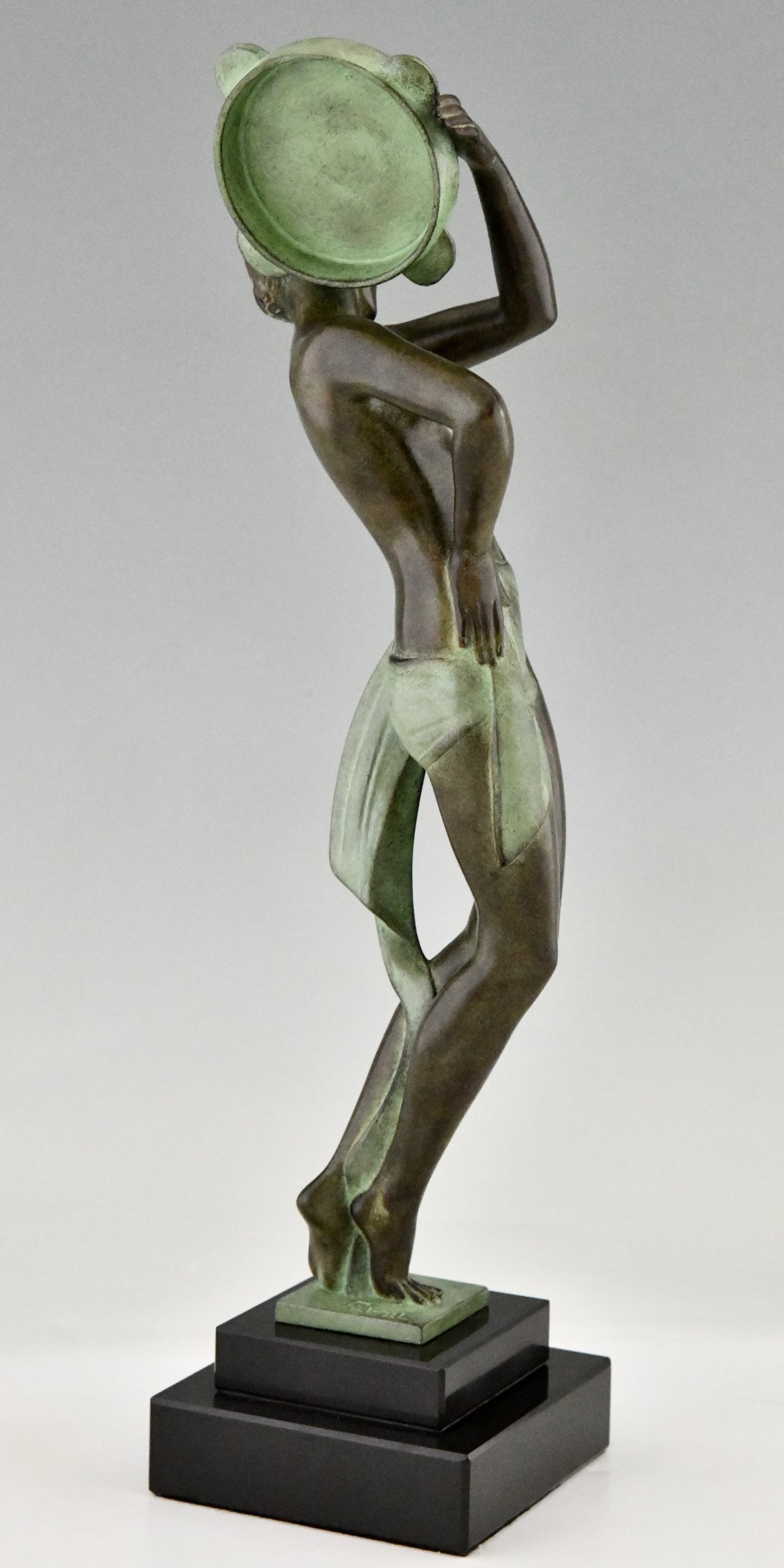 Sculptuur in Art Deco stijl danseres met tamboerijn FARANDOLLE