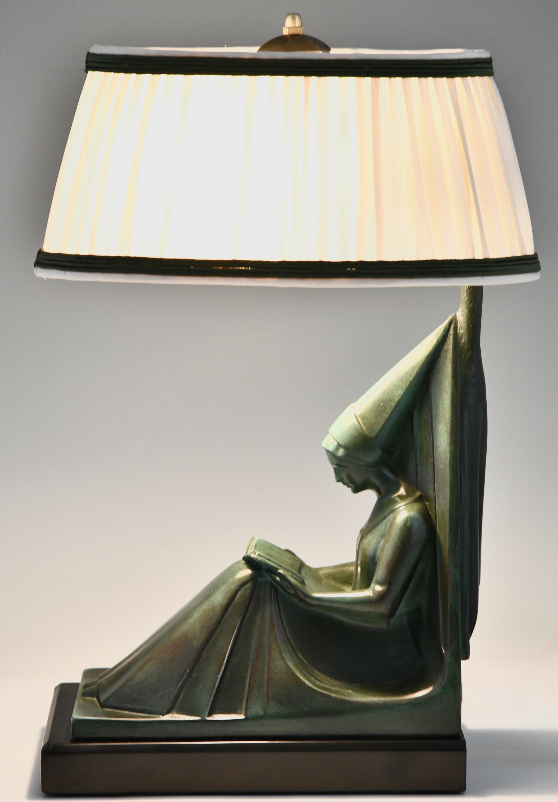Art Deco lamp lezende middeleeuwse dame