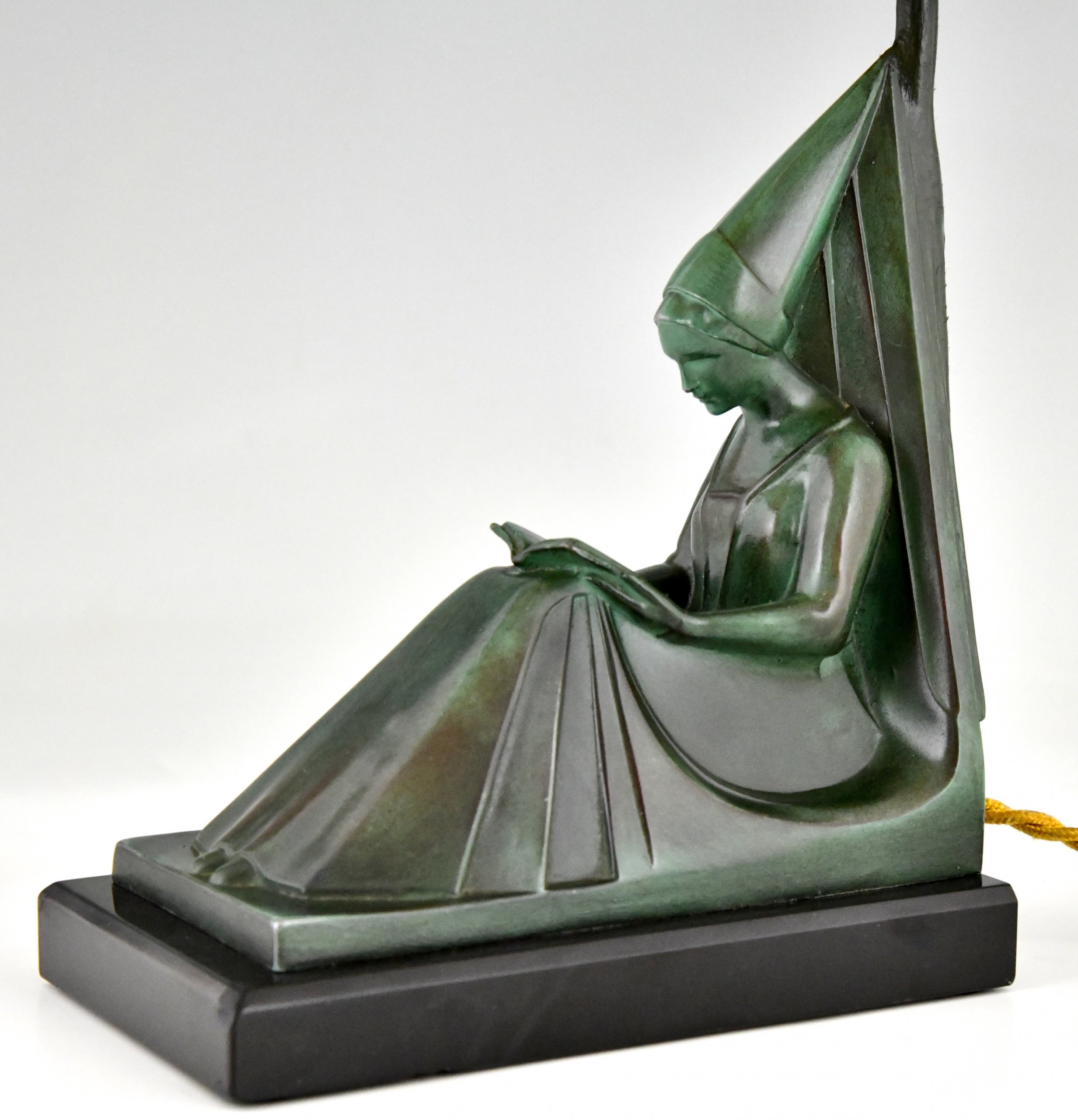 Art Deco Lampe mit lesende Frau