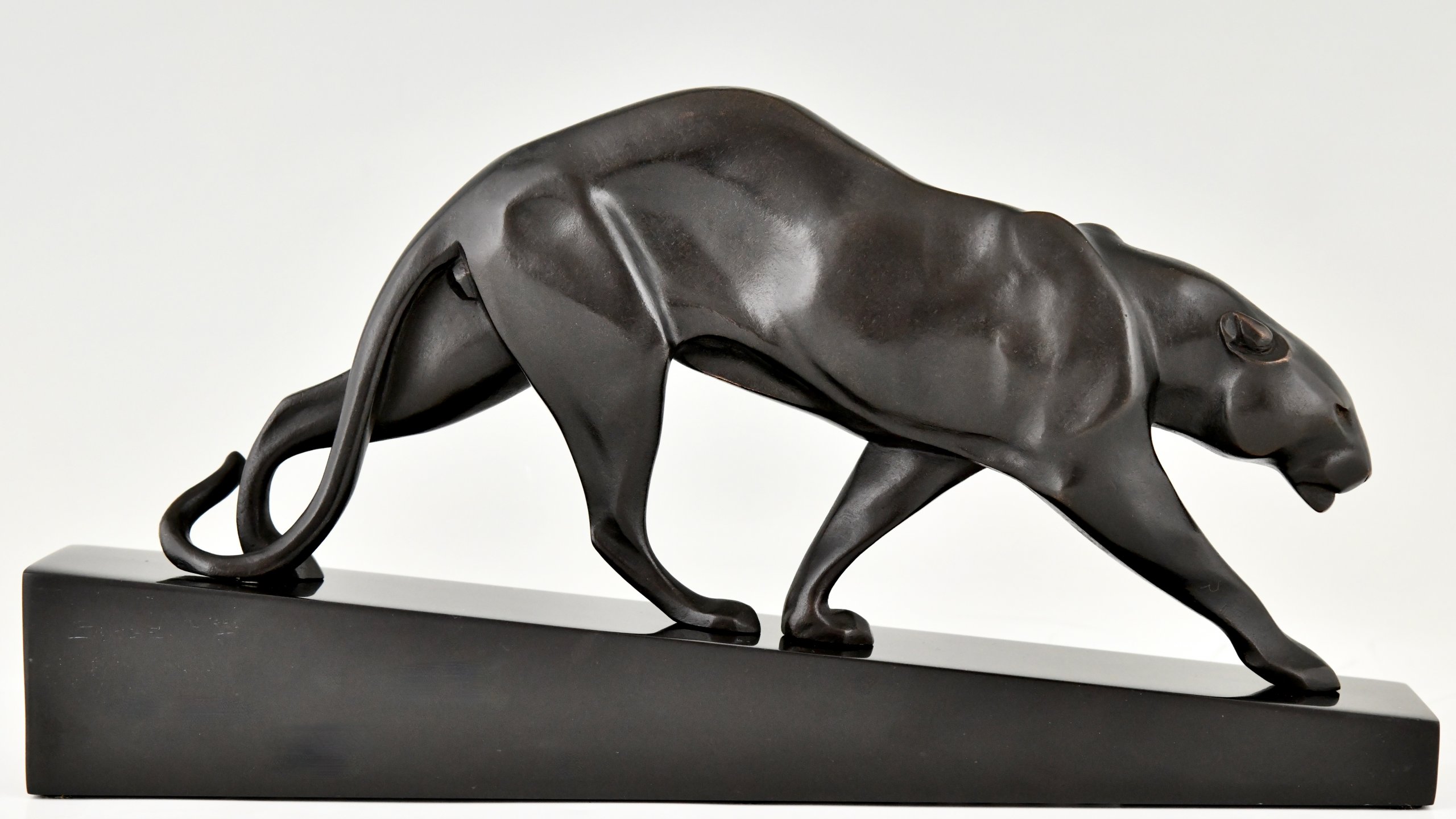 Art Déco Bronzeskulptur eines Panther 37 cm.