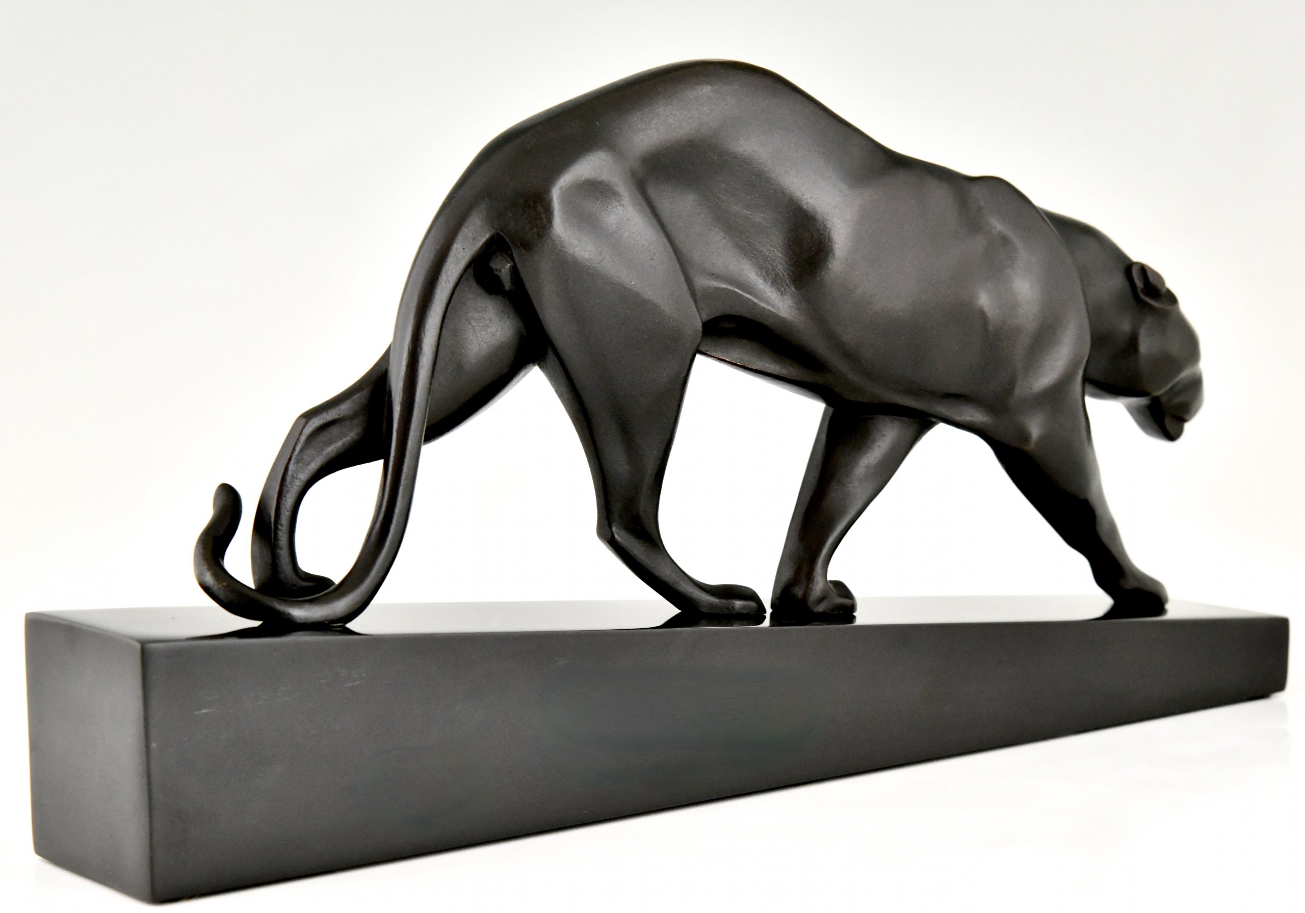 Art Déco Bronzeskulptur eines Panther 37 cm.