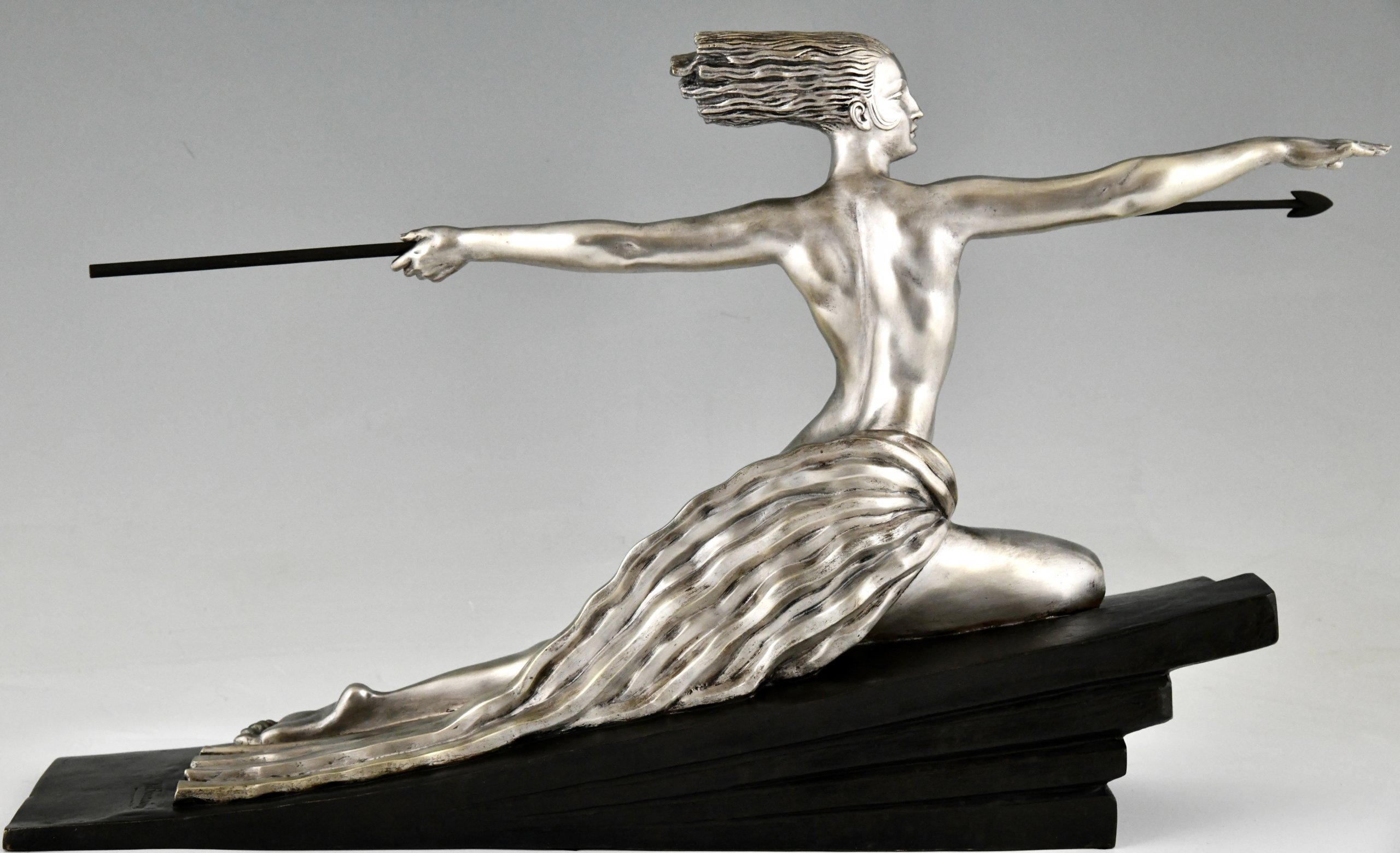 Sculpture en bronze Art Déco femme nue à la lance Amazone