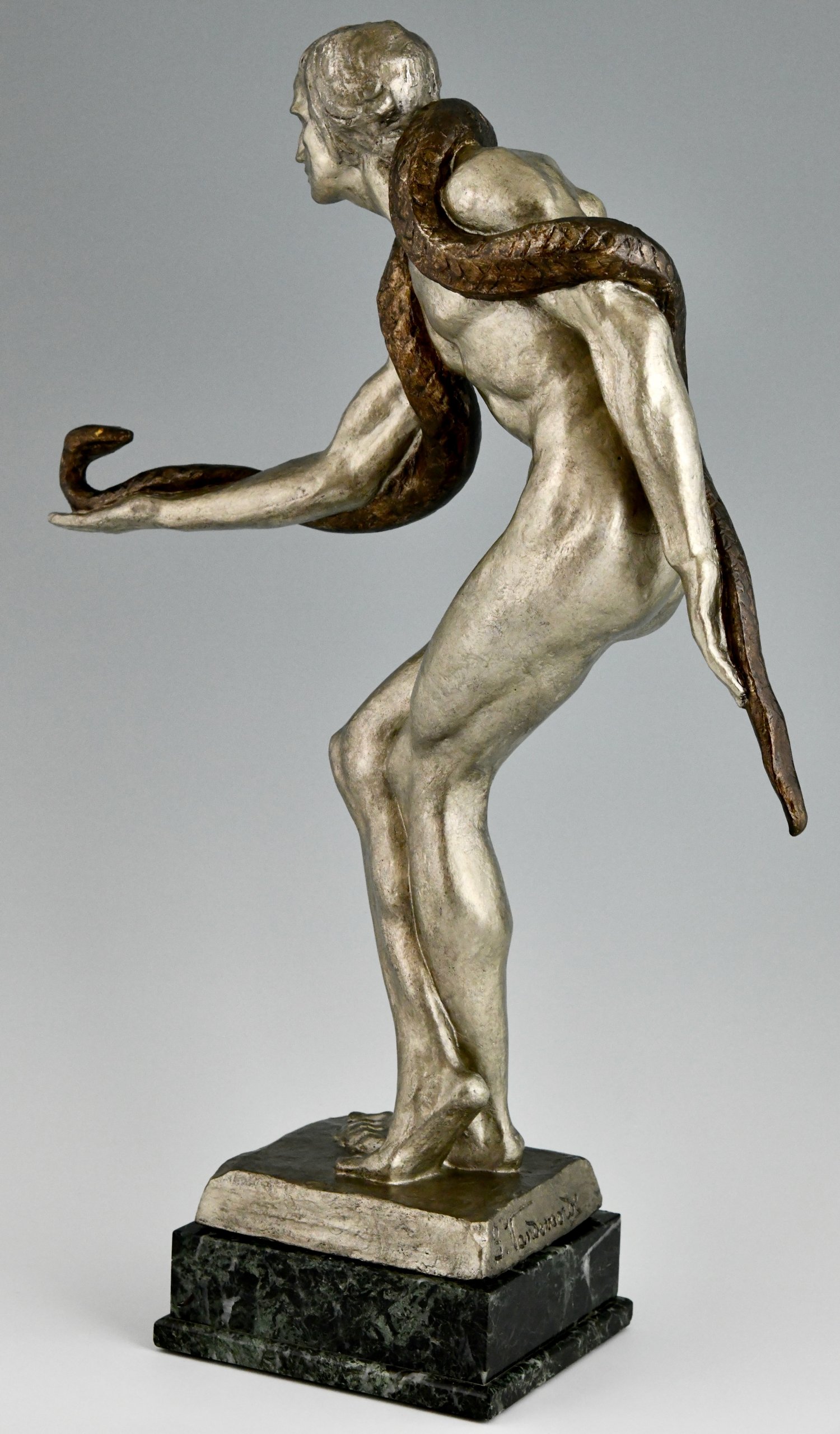Sculpture en bronze Art Déco nu masculin au serpent