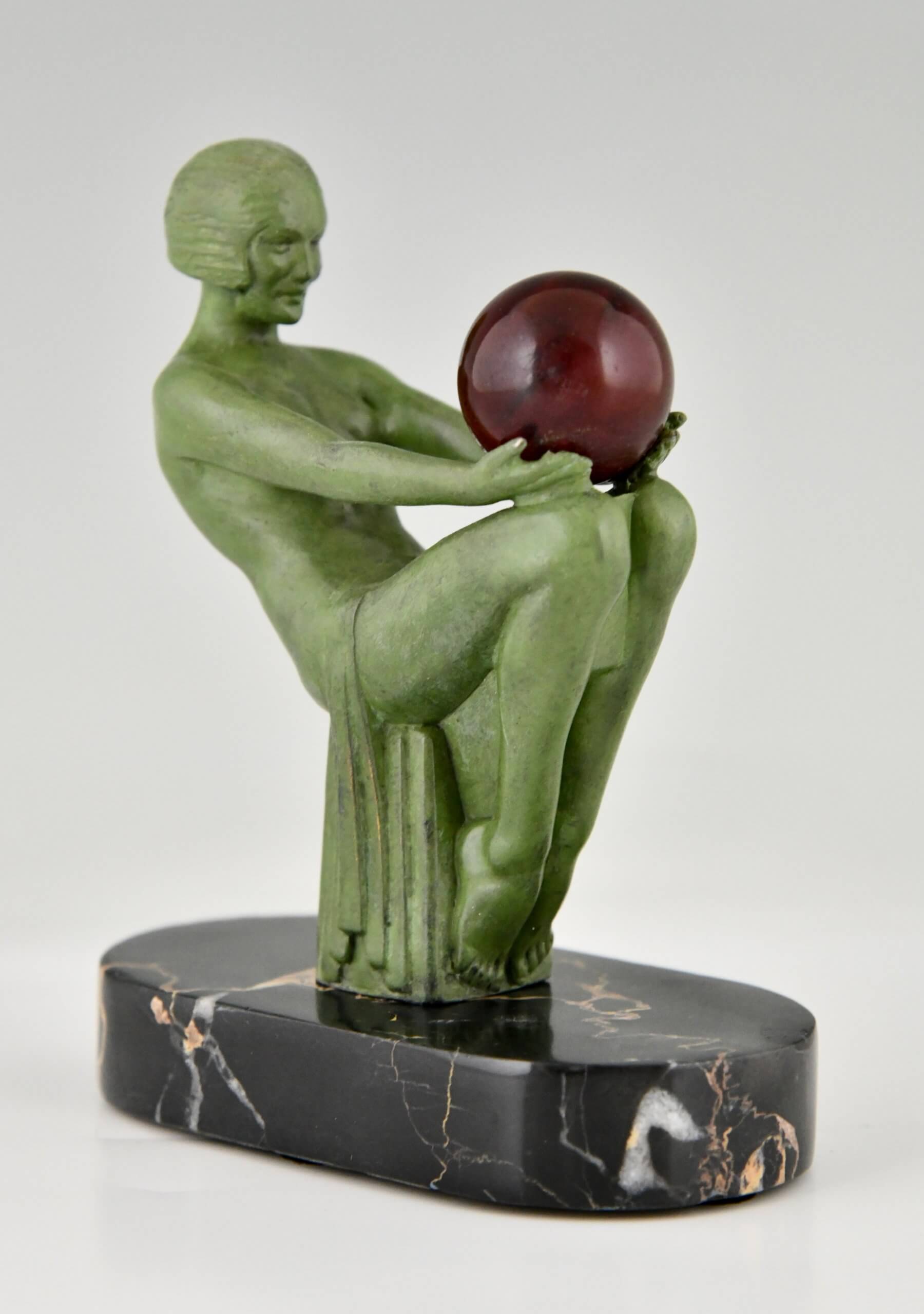 Art Deco sculptuur zittend naakt met bal