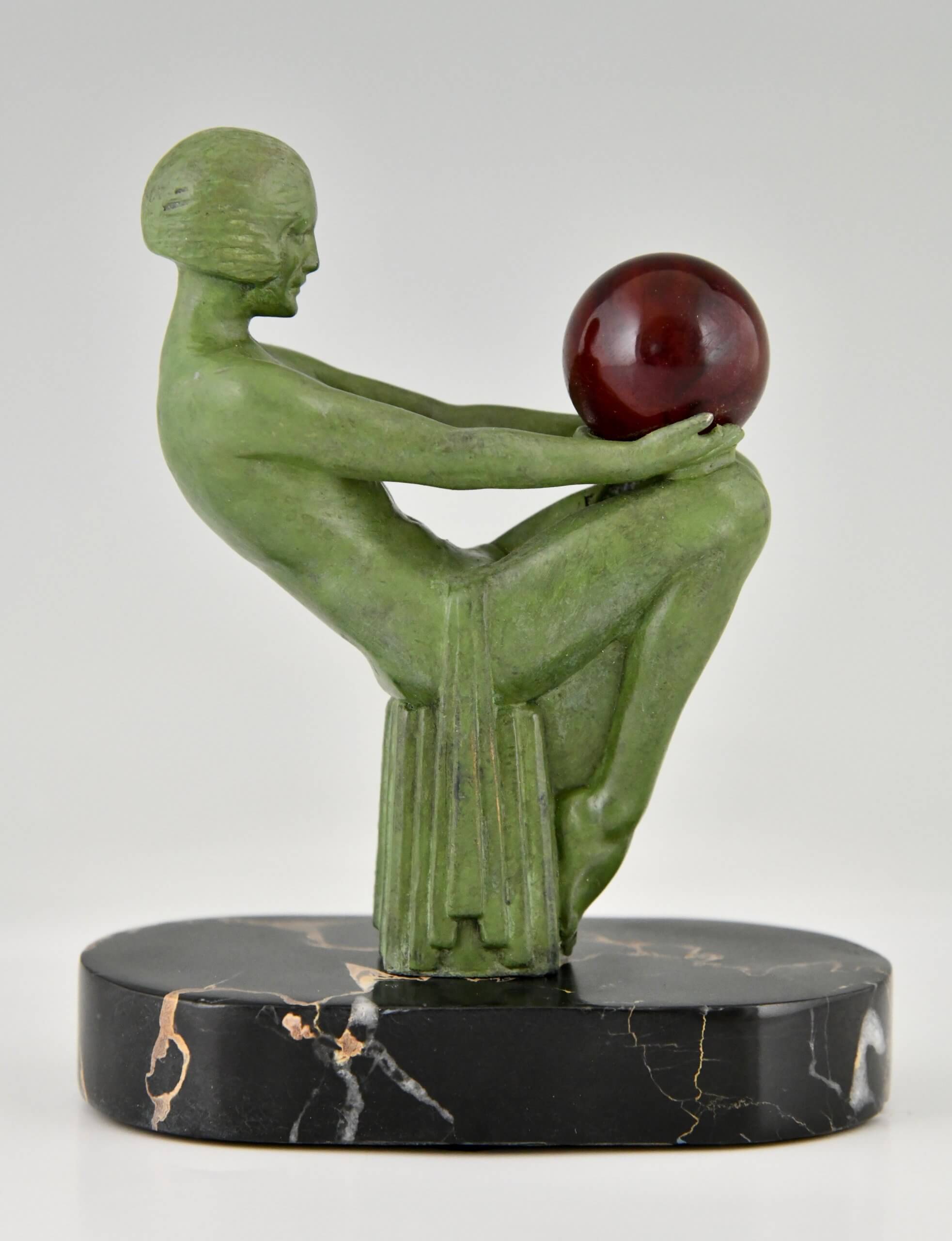 Sculpture Art Déco nu assis avec boule