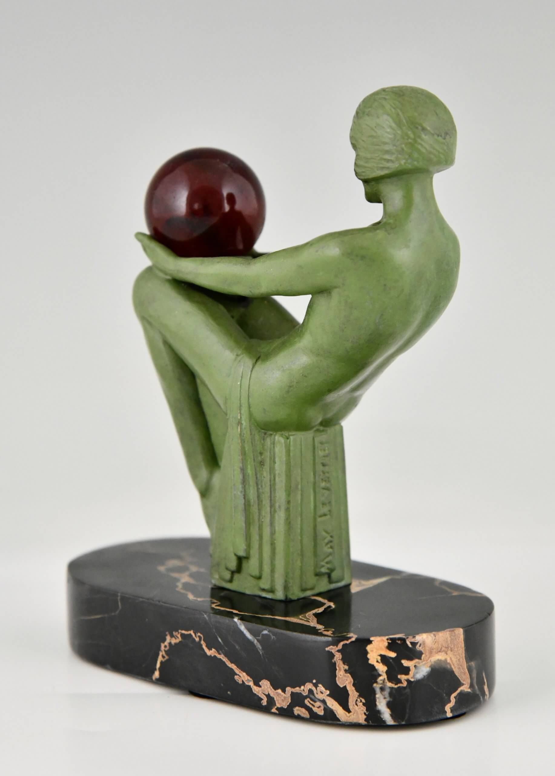 Sculpture Art Déco nu assis avec boule