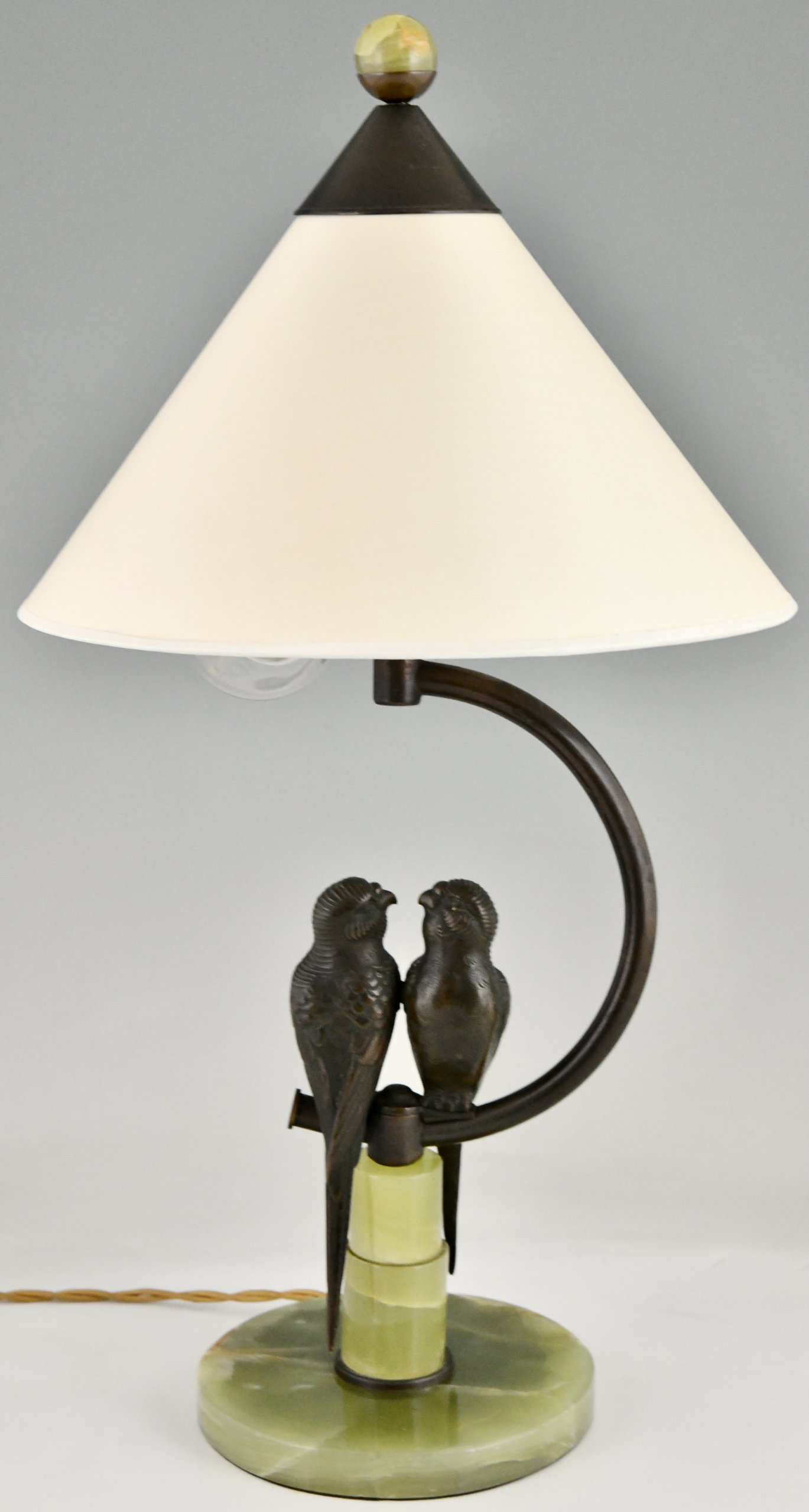 Wiener Bronzelampe mit zwei Lovebirds Sittich Vögeln.