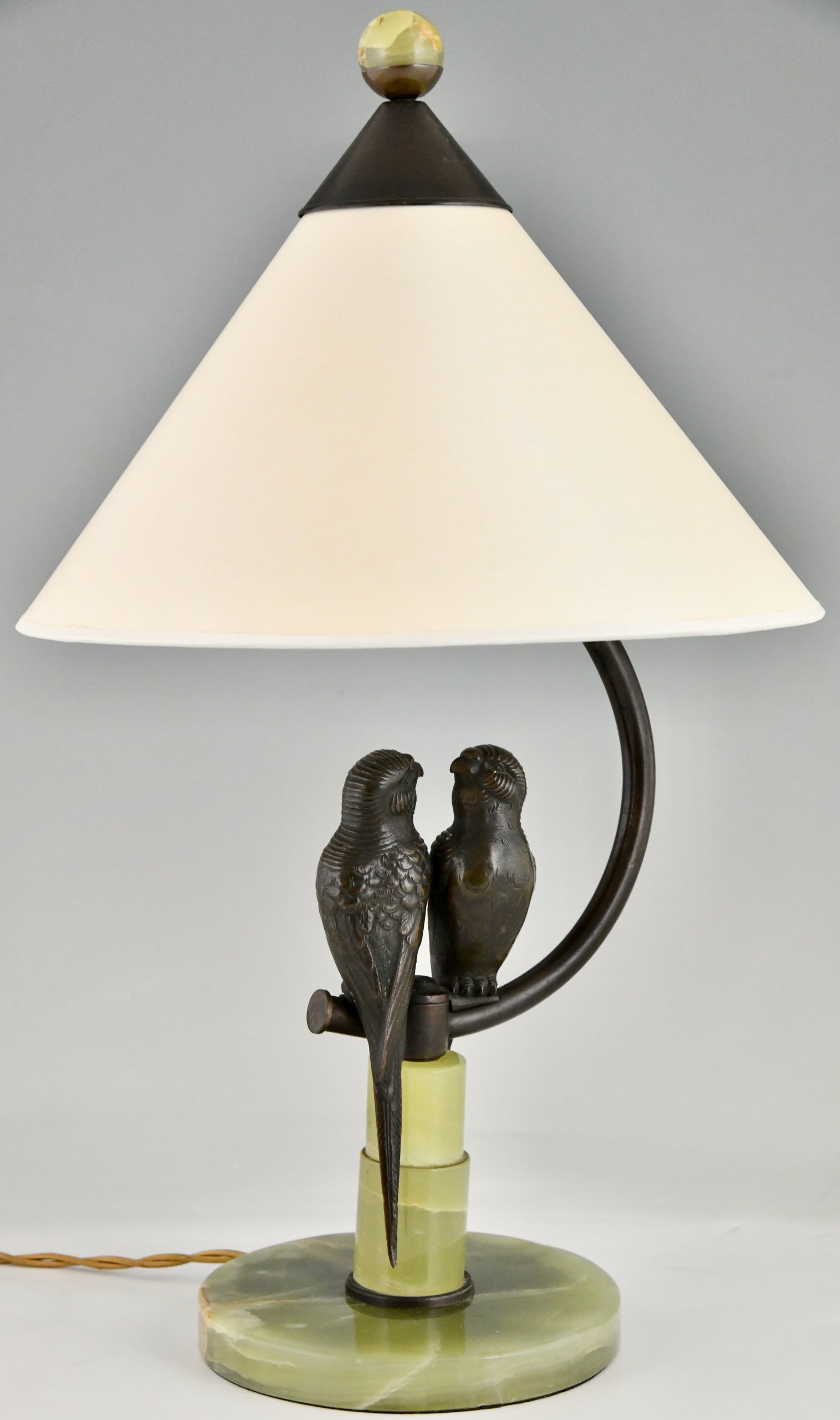 Weense bronzen lamp met twee lovebirds, parkieten. 