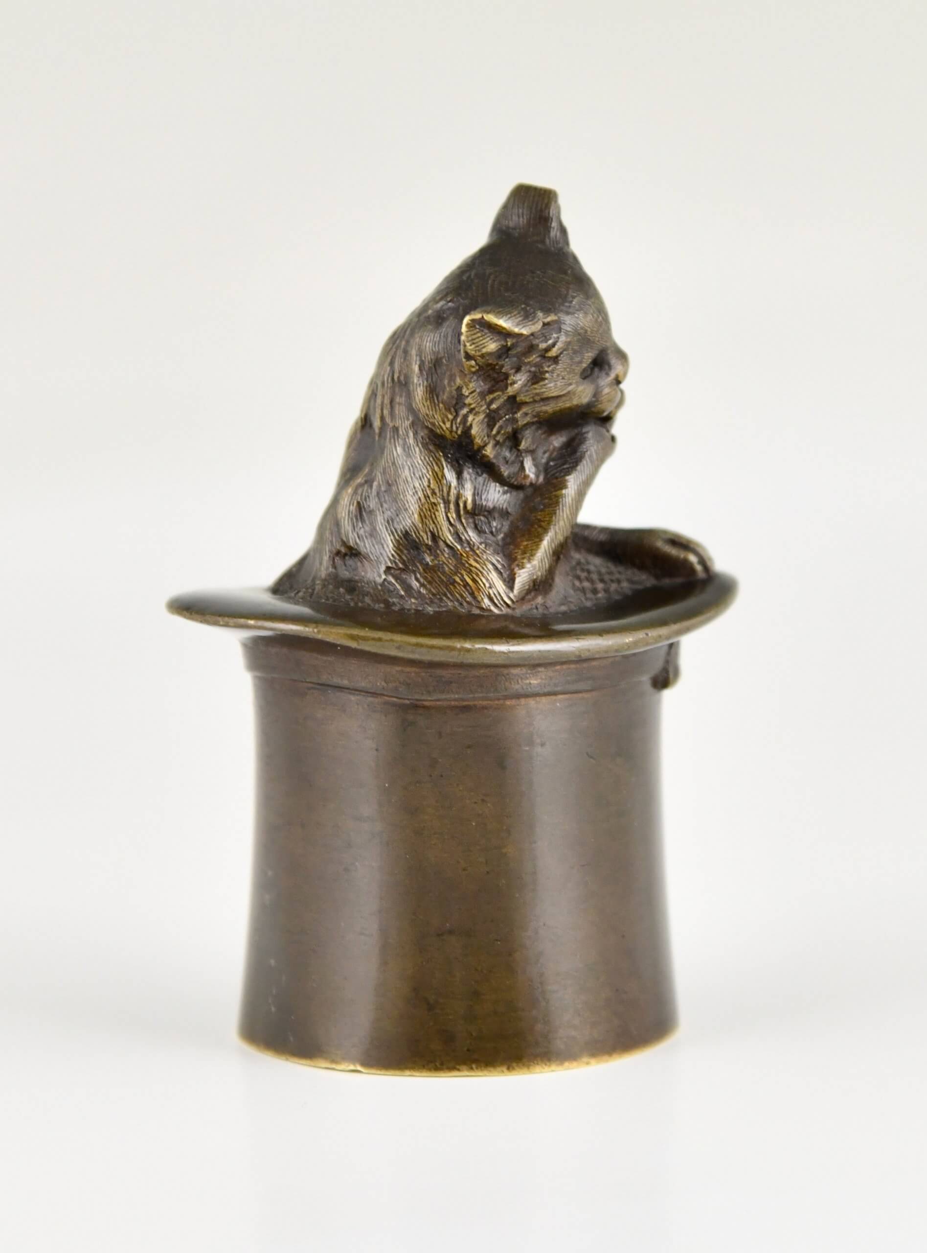 Antieke bronzen tafelbel kat in hoge hoed.