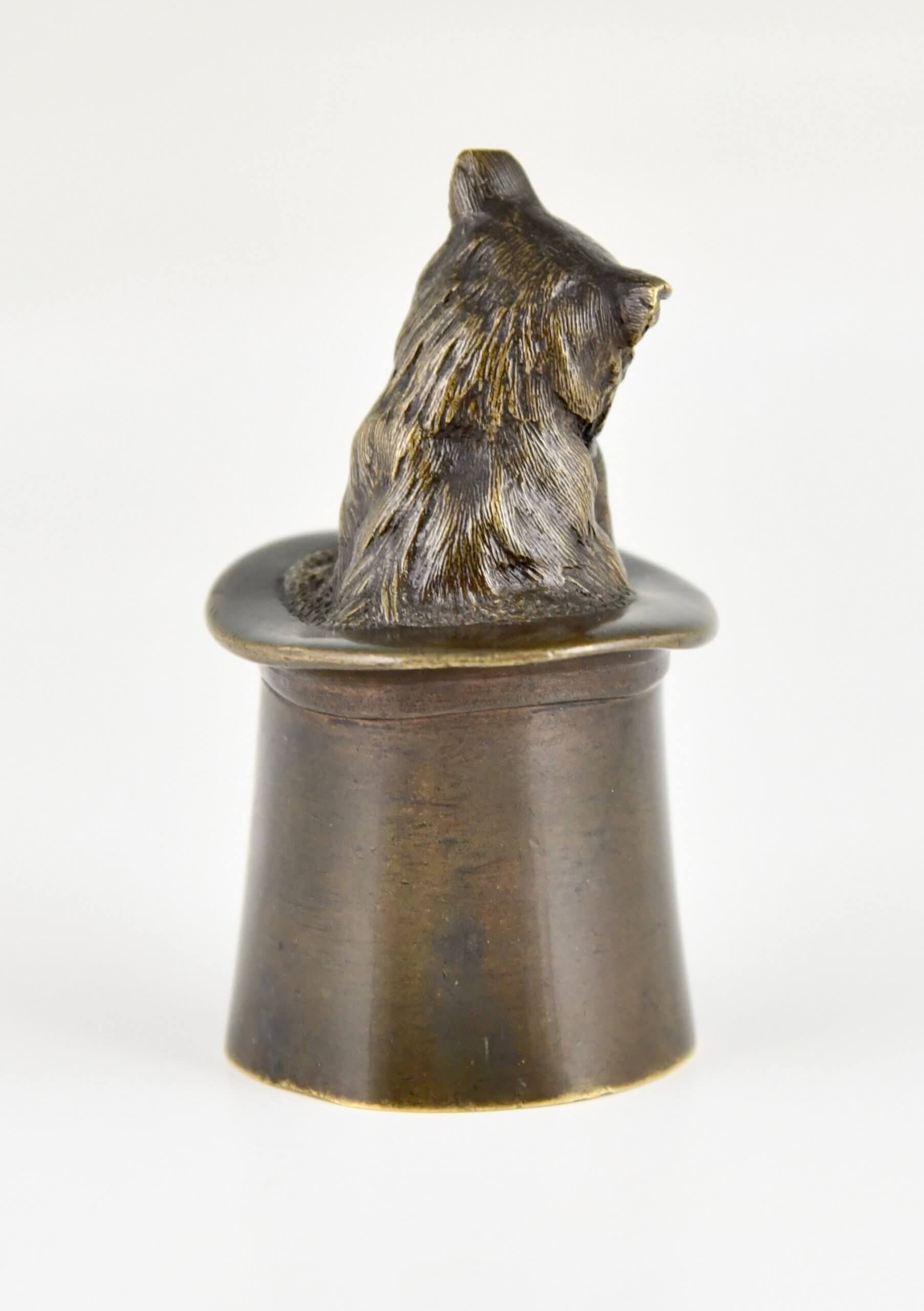 Cloche de table en bronze chat dans un chapeau haut de forme.