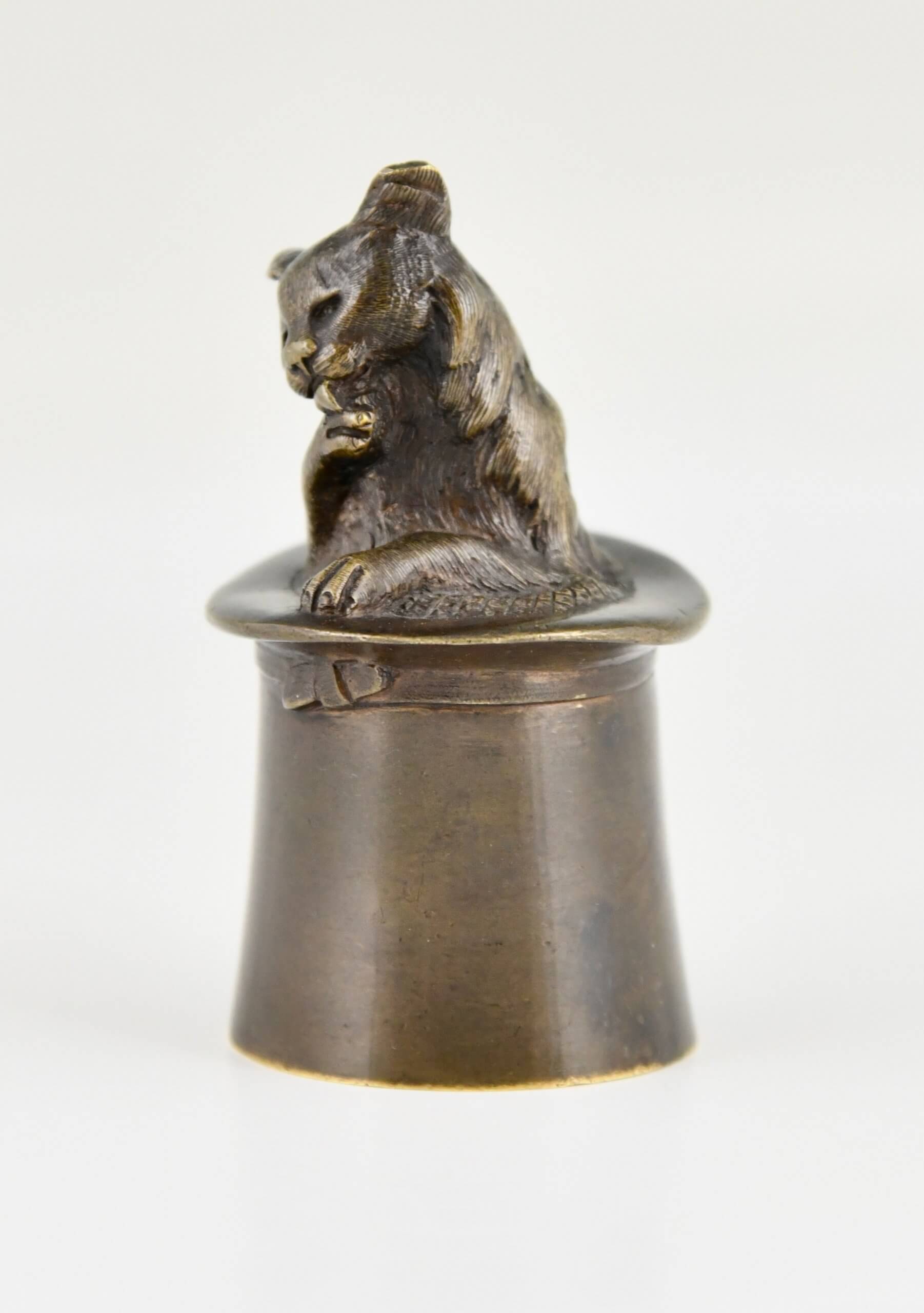 Cloche de table en bronze chat dans un chapeau haut de forme.