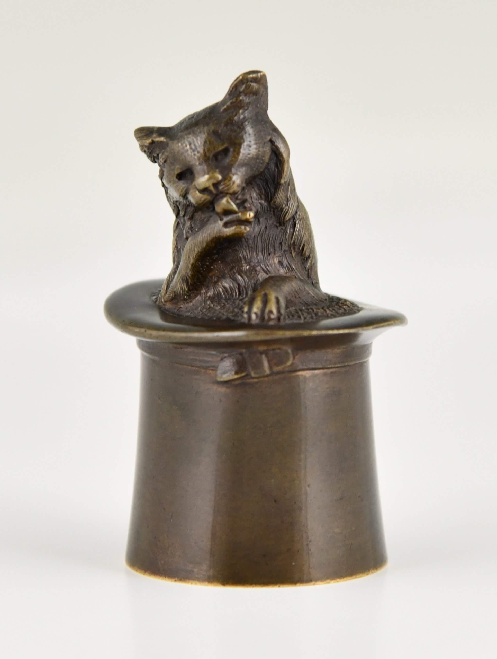 Antike Tischglocke aus Bronze Katze mit Zylinder Hut. 