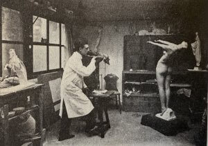 Max Le Verrier in seinem Pariser Atelier, umgeben von Bronzeskulpturen
