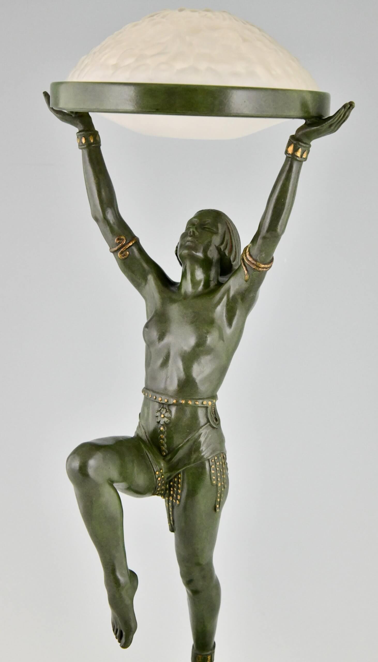 Art Deco lamp met danseres DANSEUSE A LA COUPE Art Deco lamp met danseres DANSEUSE A LA COUPE