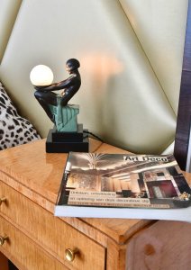 Délassement lumineux : Max Le Verrier Délassement lumineux 24 cm, petite lampe Art Déco avec globe, base en marbre
