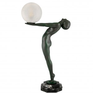 Art Deco sculptuurlamp van Max Le Verrier, zittende naakte vrouw, elegant gedrapeerd, die een glazen lichtbol vasthoudt.

